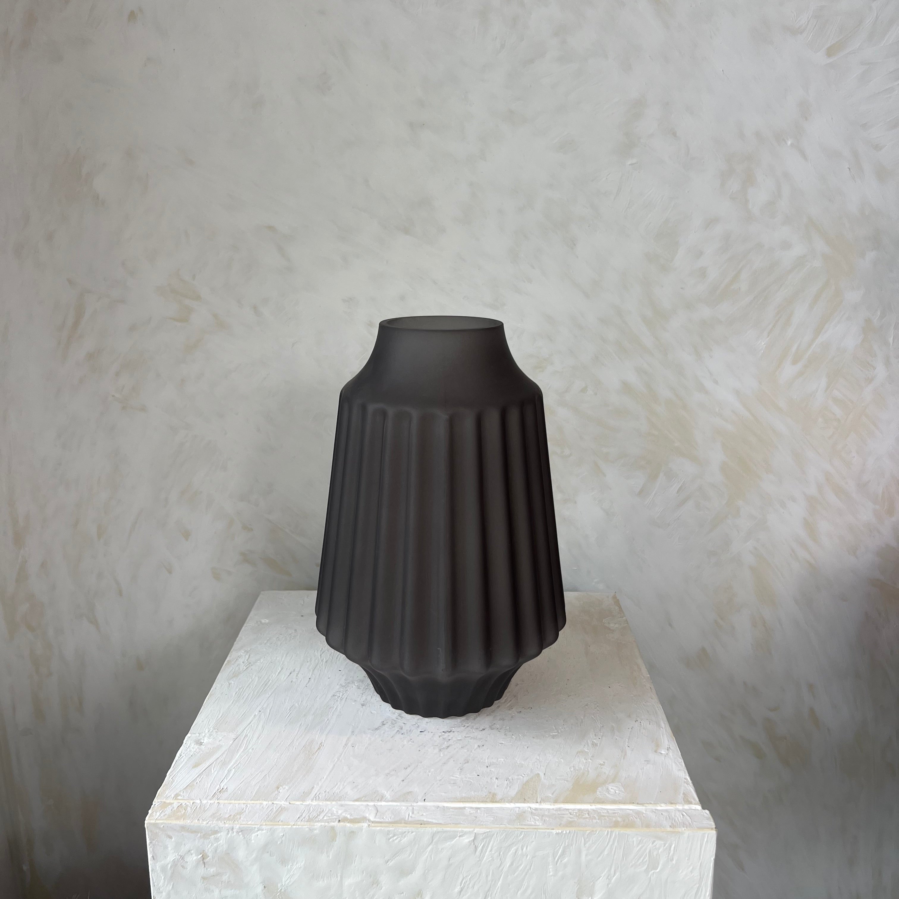 כלי זכוכית אפור מט