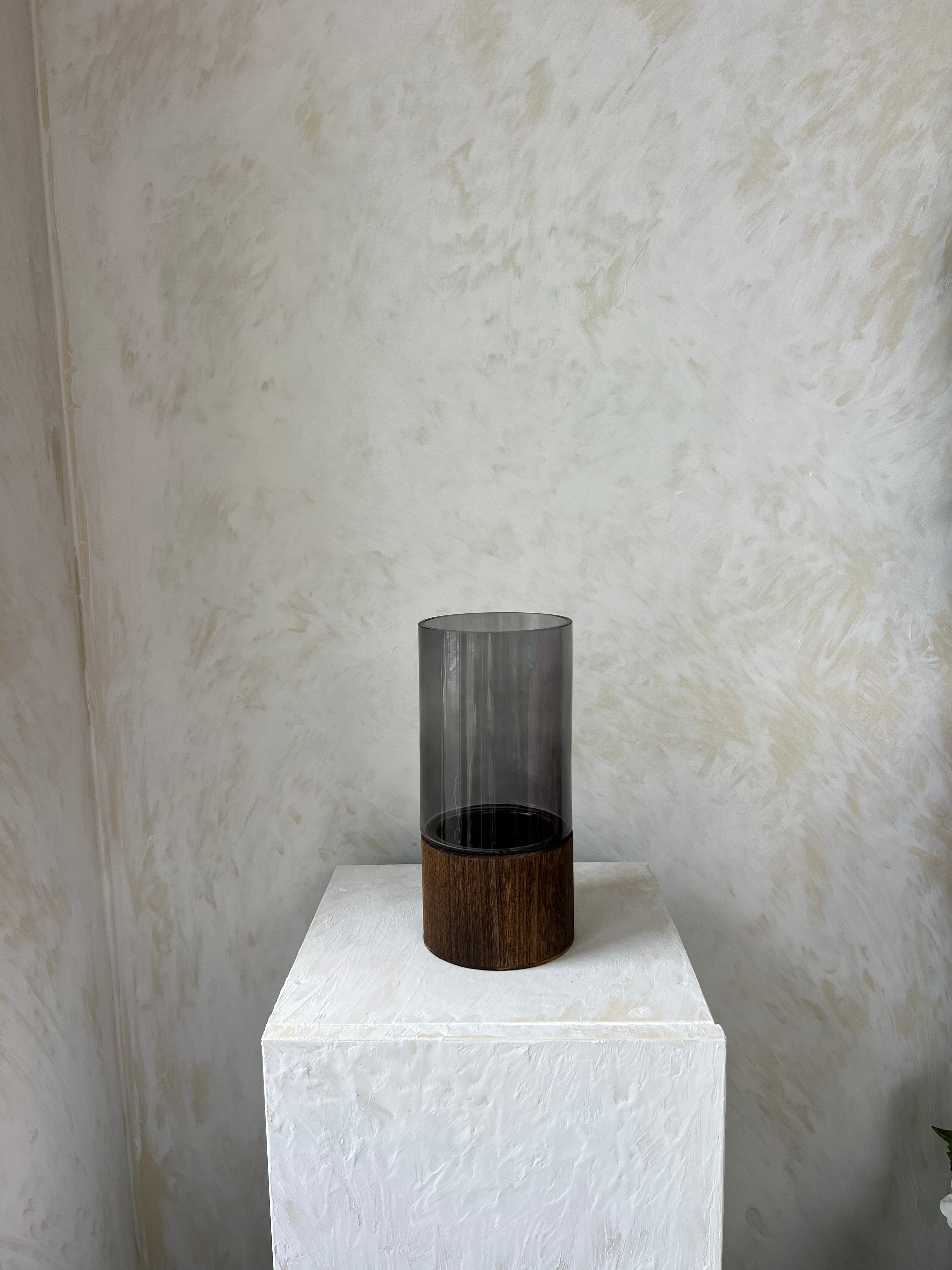 כלי זכוכית ועץ