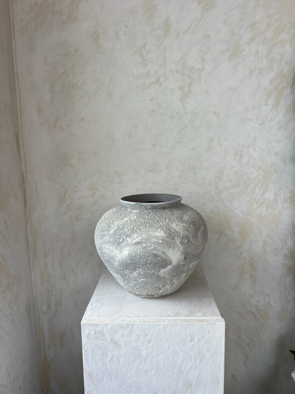 כלי קרמיקה אפור