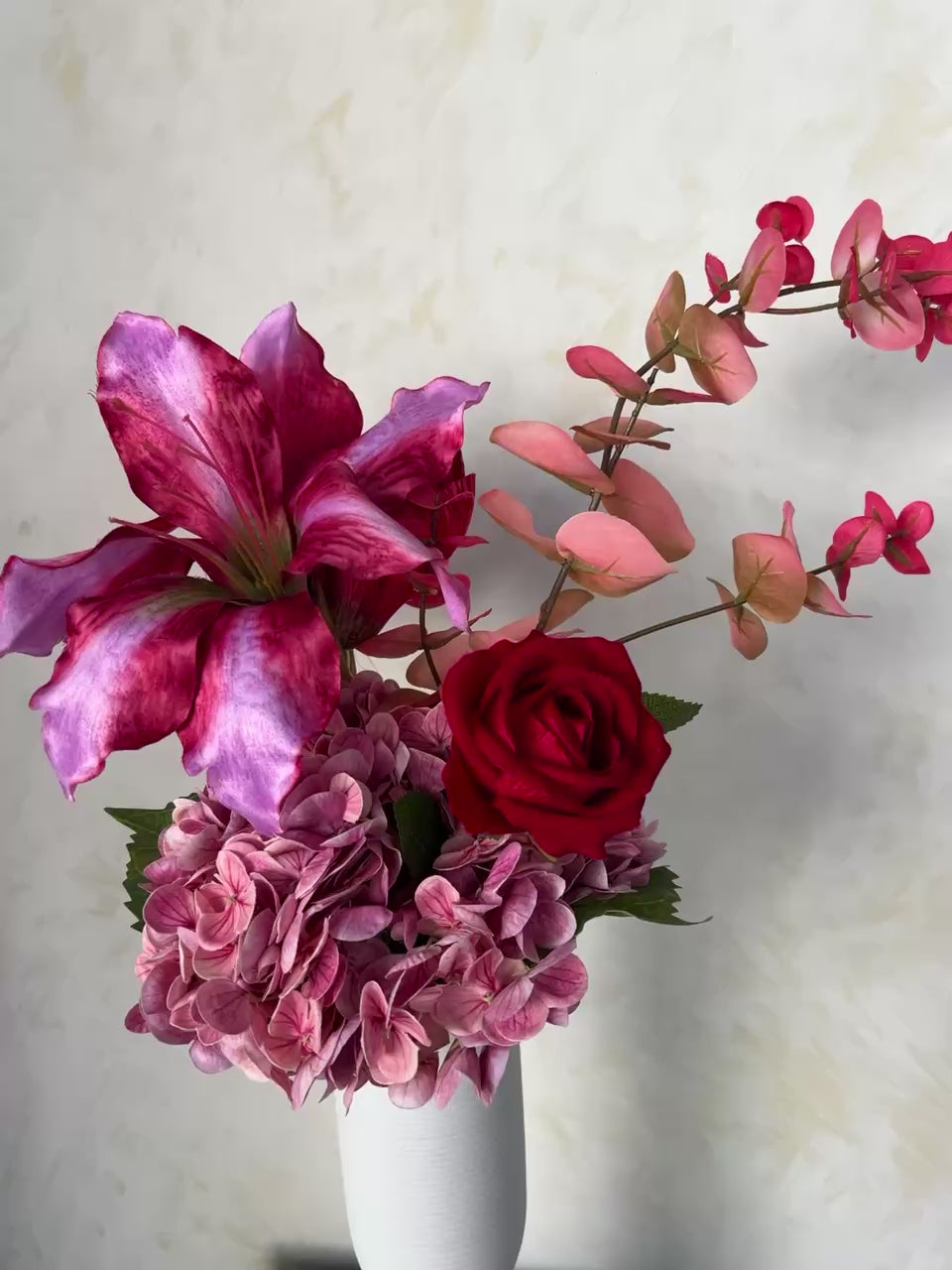 טען וידאו: אהבה אדומה כולל כלי קרמיקה