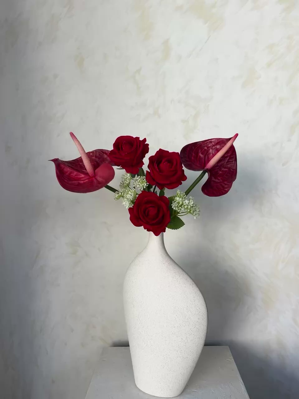 טען וידאו: אדום רומנטי כולל כלי קרמיקה